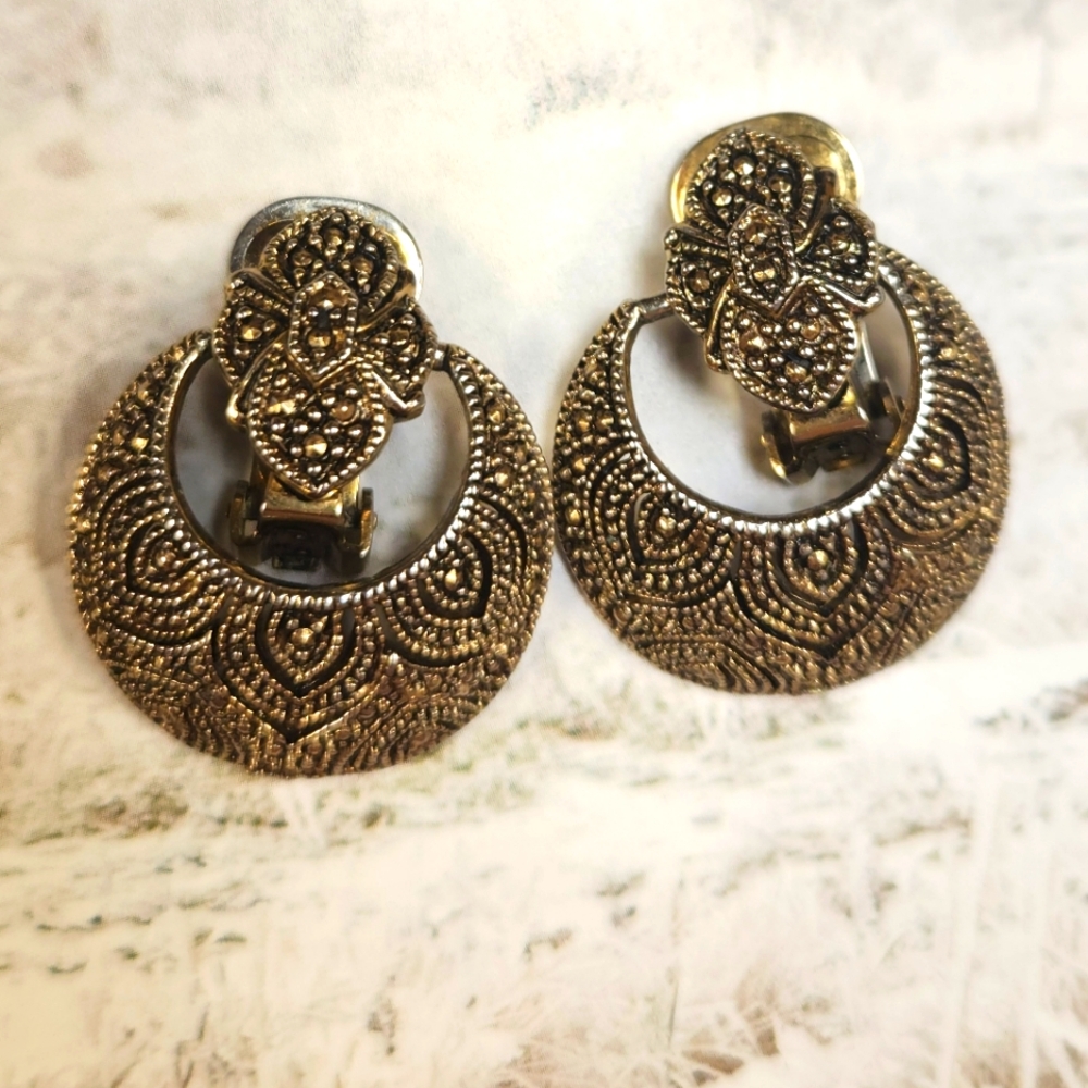 Gorgeous ✨️✨️ Black And Brass Clip Ons